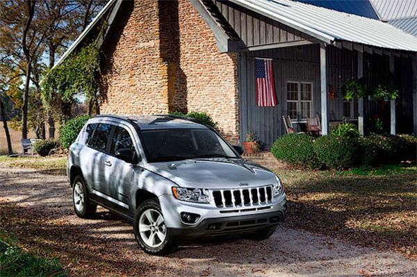 Компания Jeep официально представила обновленный кроссовер Compass