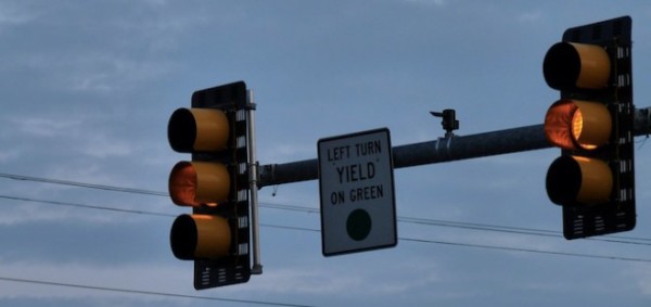 На знаке: «Левый поворот — на основной зелёный с пропуском встречных машин». Полезно, но если совместить его с TrafiRadar в России, то он скорее повысит аварийность. 