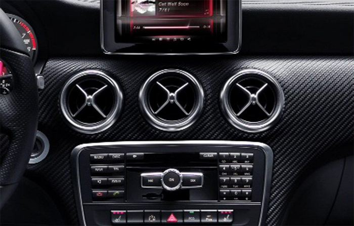 Мультимедийная система Mercedes A-Class позволит пользоваться Facebook и Twitter