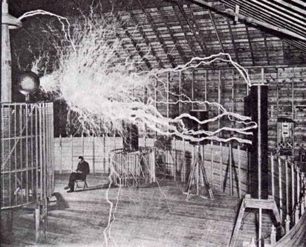 Сто лет назад Н. Тесла уже передавал электричество по воздуху. Но с некоторыми издержками.