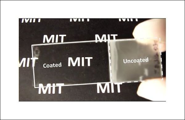 Разница в эффективности нового и обычных покрытий для стекла видна невооружённым глазом. (Фото MIT.)