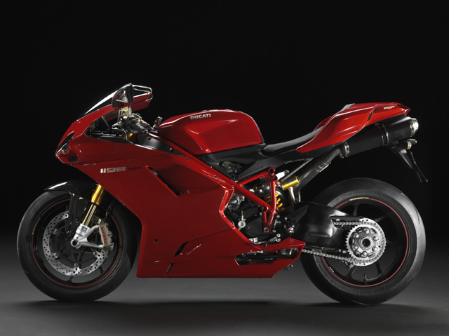 В Кельне на салоне Intermot-2010 итальянская Ducati представила новинки модельного ряда 2011 года.