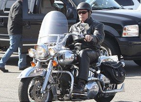 Арни "в обнимку" с Harley-Davidson