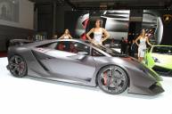 Lamborghini начнет продавать сверхлегкий суперкар в октябре