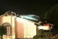 Угонщик автомобиля из калифорнии приземлился на крышу дома