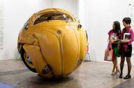 Индонезийский мастер сделал гигантский мяч из volkswagen beetle