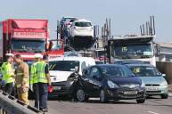 В великобритании на мосту столкнулись более 100 автомобилей