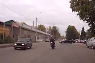 Видеорегистратор запечатлел типичную аварию с участием мотоциклиста