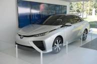Toyota показала живьем свой серийный седан на водороде