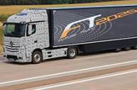 Mercedes тестирует 40-тонный грузовик будущего, который сможет ездить без водителя