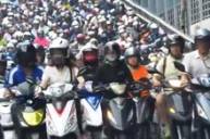 Безумие улиц тайваня: поток сотен скутеров плечом к плечу