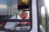 Водитель автобуса в британии задушил себя дверями