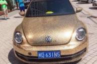 Китаянка приклеила на свой volkswagen beetle более 10 000 монет