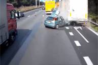 Бельгийка на ford focus выжила после столкновения с двумя грузовиками