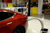 Tesla создала автоматическую зарядку-змею для электромобилей