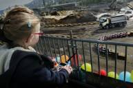 Volvo доверила четырехлетней девочке 18-тонный самосвал