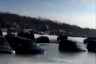Сша: припаркованные на замерзшем озере автомобили провалились под лед
