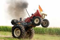 Индиец шокирует односельчан трюками на тракторе