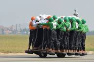 Рекорд: 58 индийских военных едут на одном мотоцикле