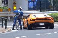 Японский полицейский догнал lamborghini на велосипеде и оштрафовал