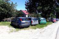 Перегонщики превратили польское село в свалку брошенных автомобилей