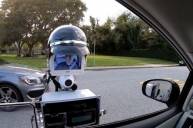 Робот-Полицейский проверяет документы автомобилистов