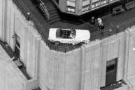 Операция «Мустанг»: история о том, как Ford Mustang 1966 года оказался на вершине Эмпайр-стейт-билдинг