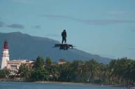 Филиппинец пролетел почти три километра на самодельном ховерборде