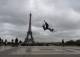 Французский роллер превратил эйфелеву башню в спортивный снаряд