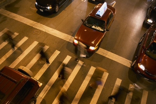 Водителю больше не придётся при виде пешеходов судорожно бить по тормозам: это сделает автоматика. (Фото George Hammerstein / Corbis.)