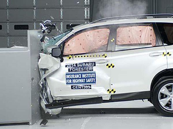 Краш-тест Subaru Forester. Фото IIHS
