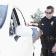 Почему американские полицейские, остановив автомобиль, дотрагиваются до задней фары, прежде чем подойти к водителю