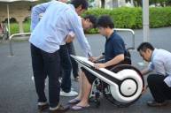 Новое устройство превращает инвалидное кресло в электромобиль