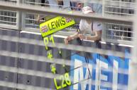 Механики уронили на Хэмилтона несколько табличек во время Гран-при Монако