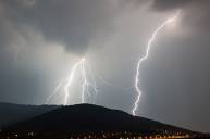 Удар молнии заставил двигатель старого Шевроле работать без ключа