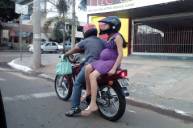 Индонезийских женщин заставят ездить на мотоцикле боком
