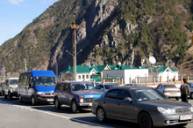 Огромная пробка из-за оползня на Военно-Грузинской дороге сократилась до 1 км