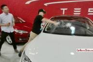 Разгневанный китайский автолюбитель разбил в салоне новую tesla