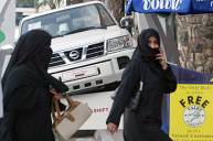 Жительницам ОАЭ запретили прихорашиваться за рулем