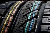 Что означают загадочные цветные полоски на автомобильных шинах
