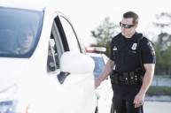 Почему американские полицейские, остановив автомобиль, дотрагиваются до задней фары, прежде чем подойти к водителю