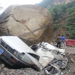 200-тонный валун раздавил 5 автомобилей в Китае