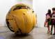 Индонезийский мастер сделал гигантский мяч из volkswagen beetle
