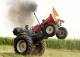 Индиец шокирует односельчан трюками на тракторе